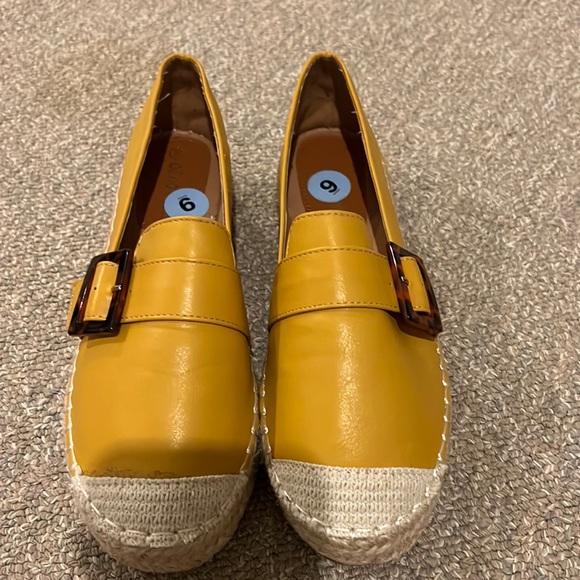 Shoes - Cute Yellow/ Gold Flat with Buckle